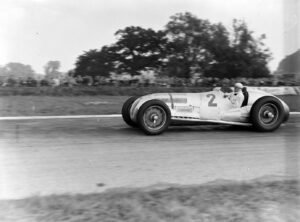 mercede15-300x222 Mercedes-Benz: The Story of the Three-Pointed Star